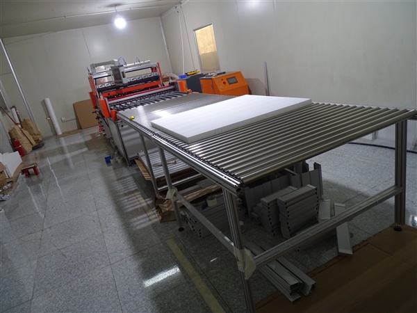 無隔板高效過濾器生產(chǎn)機(jī)